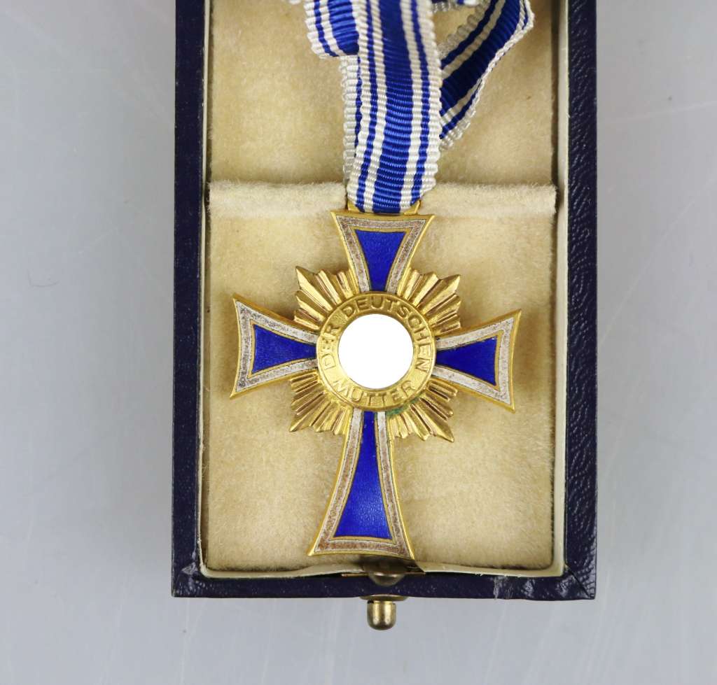Mutterkreuz in Gold am Band, im original Verleihungsetui des Herstellers Carl Poellath,