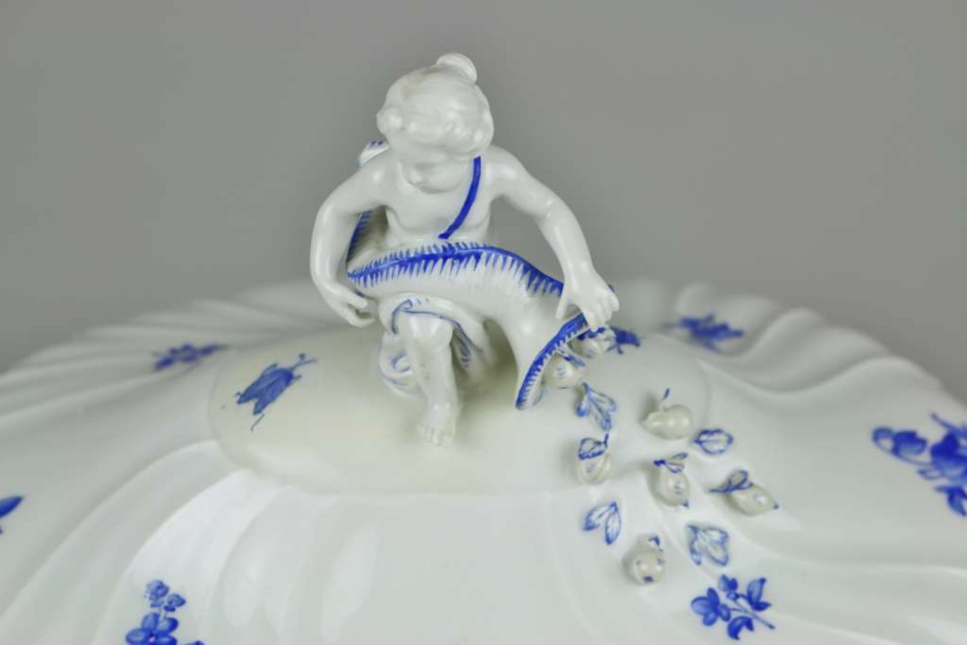 Meissen, Rest Speiseservice, 19. Jh., Neuer Ausschnitt "Blaue Blume mit Insekten", 4-teilig sowie 1x - Bild 4 aus 9