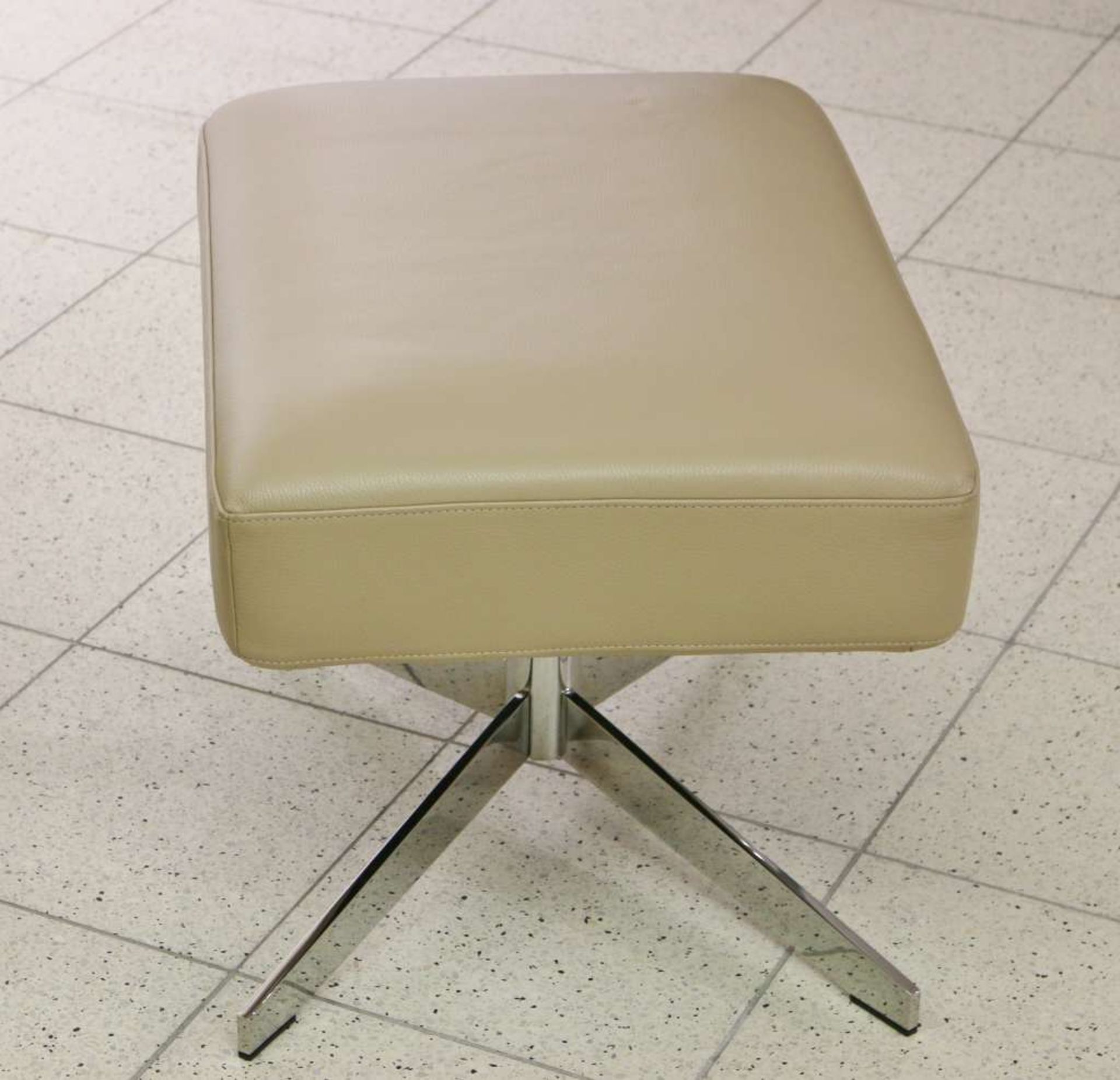 Bielefelder Werkstätten, Design: Andreas WEBER (1956), Sessel "Kent" mit Neigefunktion und Hocker, - Bild 3 aus 5