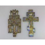 Paar Kruzifixe, Russland, 18./ 19. Jh., Bronze, reliefiert gegossen, teils mehrfarbig emailliert.