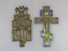Paar Kruzifixe, Russland, 18./ 19. Jh., Bronze, reliefiert gegossen, teils mehrfarbig emailliert.