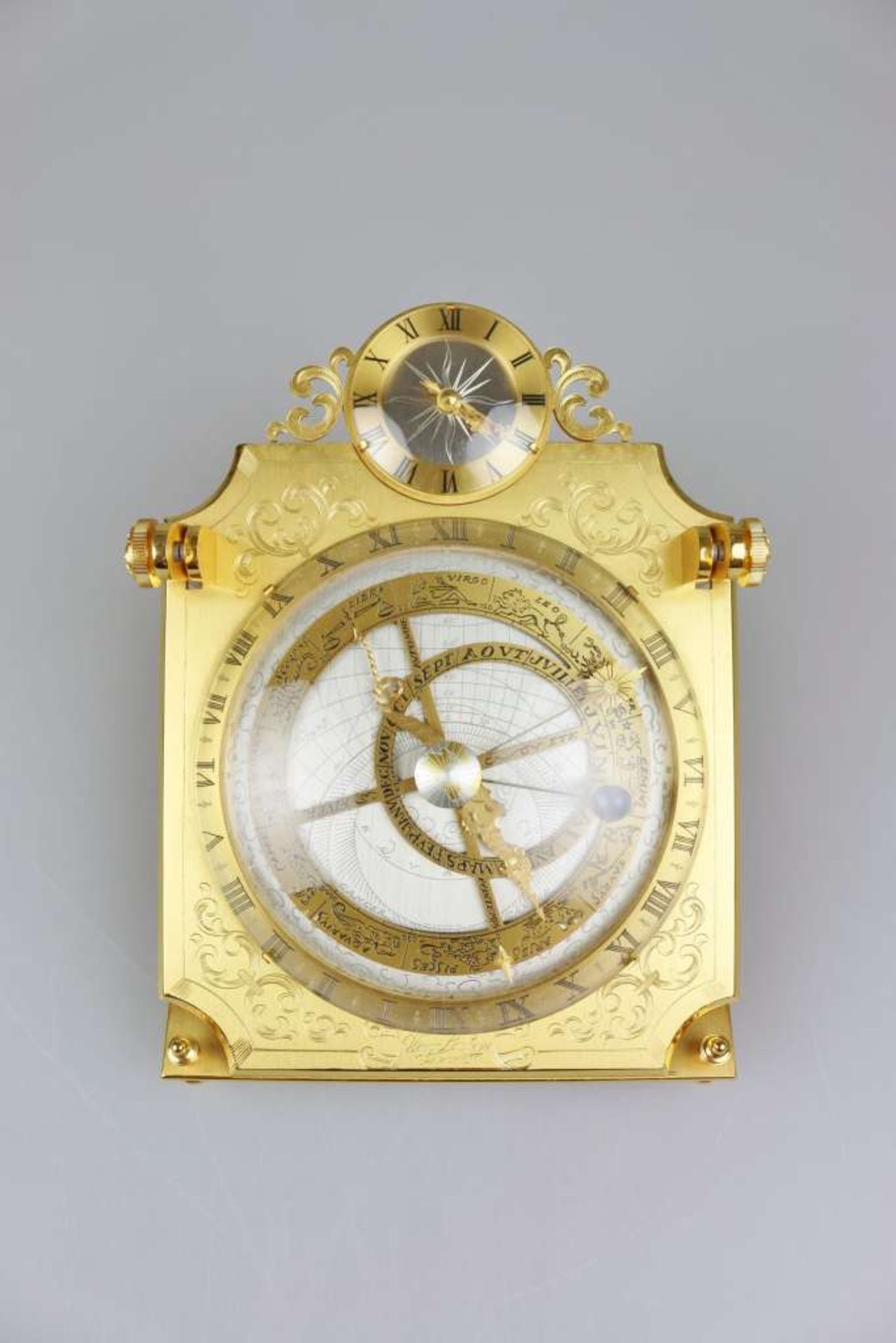 Tischuhr mit Astrolabium, Hour Lavigne, Paris, 20. Jh., Messing und Bronze. Kleines rundes