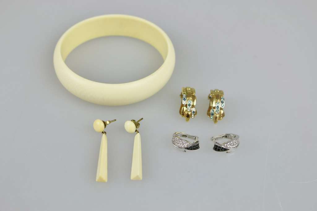 3 Paar Ohrringe, Modeschmuck: 925er Silber Ohrstecker, goldfarbige Ohrclipse, Ohrhänger aus Bein mit