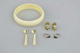 3 Paar Ohrringe, Modeschmuck: 925er Silber Ohrstecker, goldfarbige Ohrclipse, Ohrhänger aus Bein mit