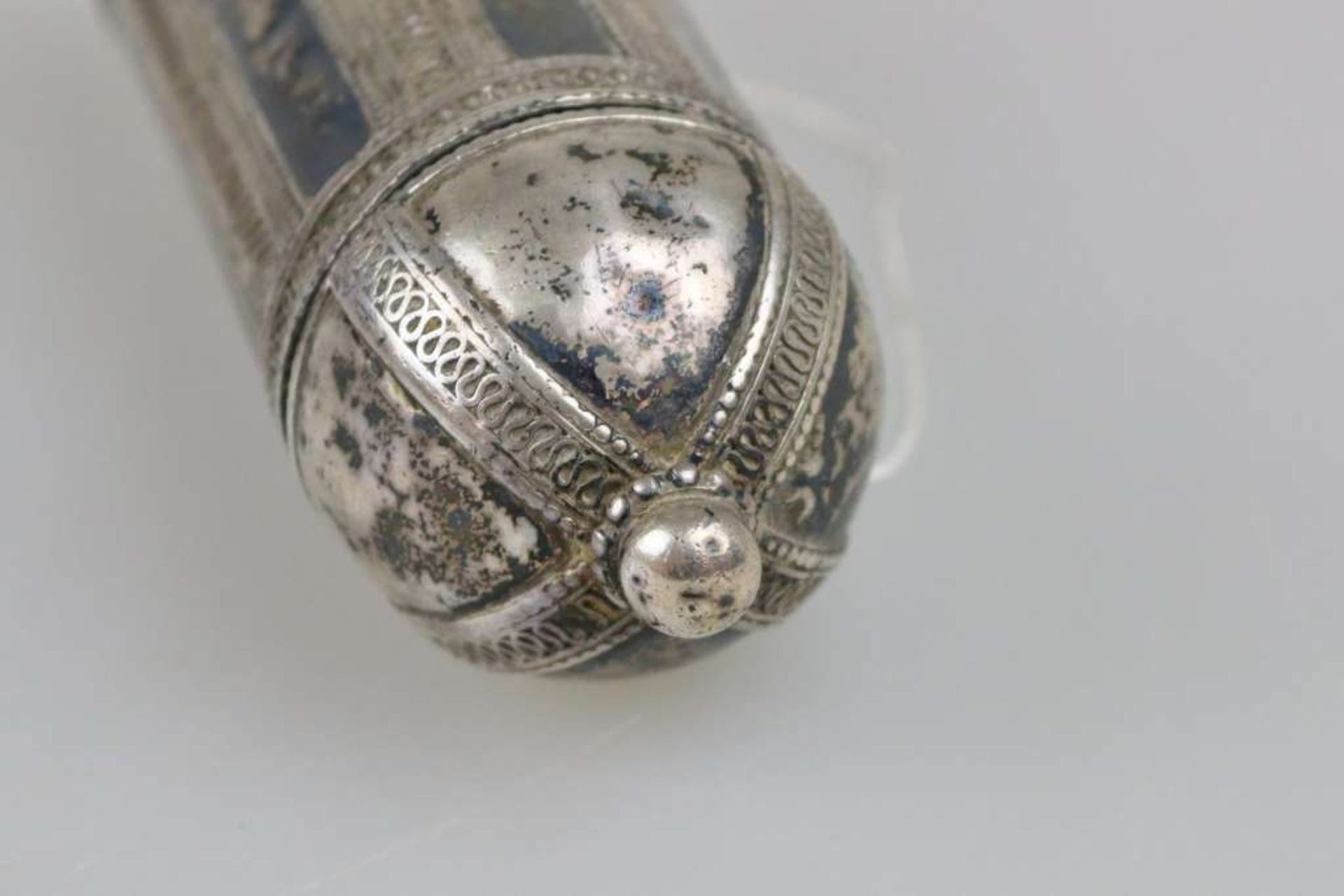Amulettbehälter, wohl Jemen 19./20. Jh., Silber, zylindrischer Korpus, verziert, L.: ca. 17 cm, - Bild 4 aus 4