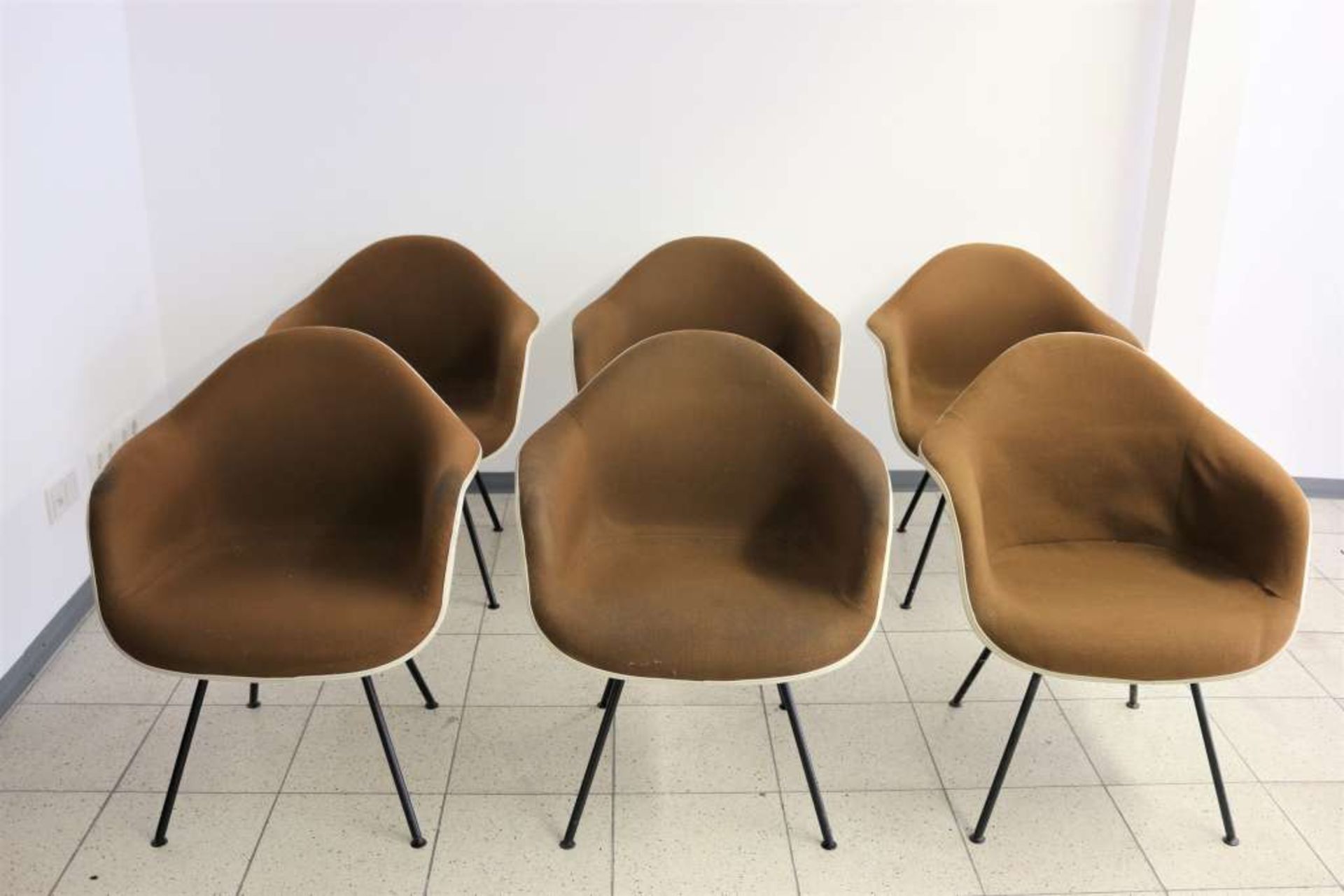 Charles EAMES (1907-1978), Sechs Stühle 'Plastic Armchair"' auf 'H-base', 1968, Etikett Hermann