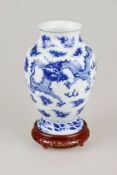 Vase, Porzellan, Blau-Weiß-Malerei, am Stand bez. mit Xuande Marke (1426-35), dekoriert mit ko