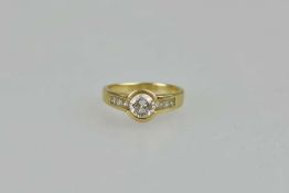 Damenring, 750 GG, in der Schiene zentriert ein großer Diamant von ca. 0,75 ct in guter Qualit