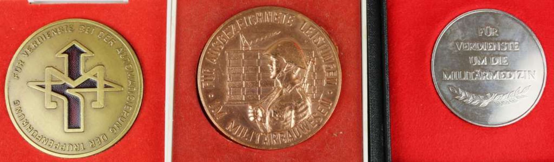 DDR, 3 Medaillen: Für Verdienste um die Militärmedizin Silber; Für Ausgezeichnete Leistungen - Bild 2 aus 2