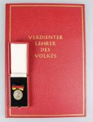 DDR, Medaille zum Ehrentitel "Verdienter Lehrer des Volkes", 900er Silber, punziert, zusammen m