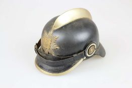 Feuerwehrhelm um 1900, schwarze Helmglocke mit Vorder- und Nackenschild, Messingkamm, Vordersei