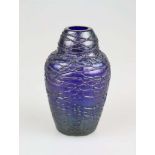 Fritz Heckert Petersdorf Fadenglasvase, Entwurf Otto Thamm attr., um 1902, violettes Glas im Ri