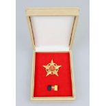 DDR, Orden Stern der Völkerfreundschaft in Gold, Buntmetall vergoldet, mit Interimsspange, im
