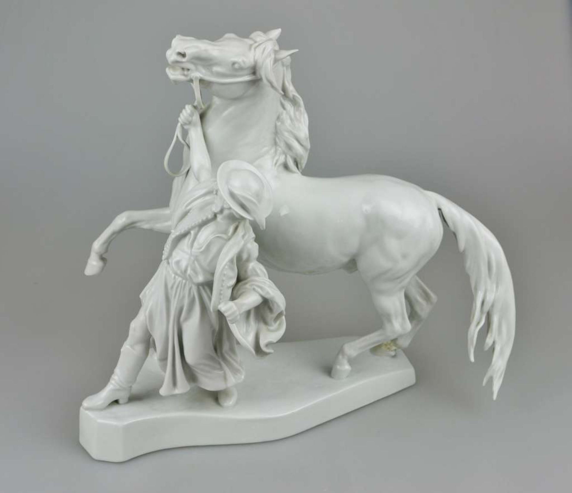 Herend große Porzellanfigur "Pferdebändiger", 20. Jh., Weißporzellan glasiert, am Boden Pres
