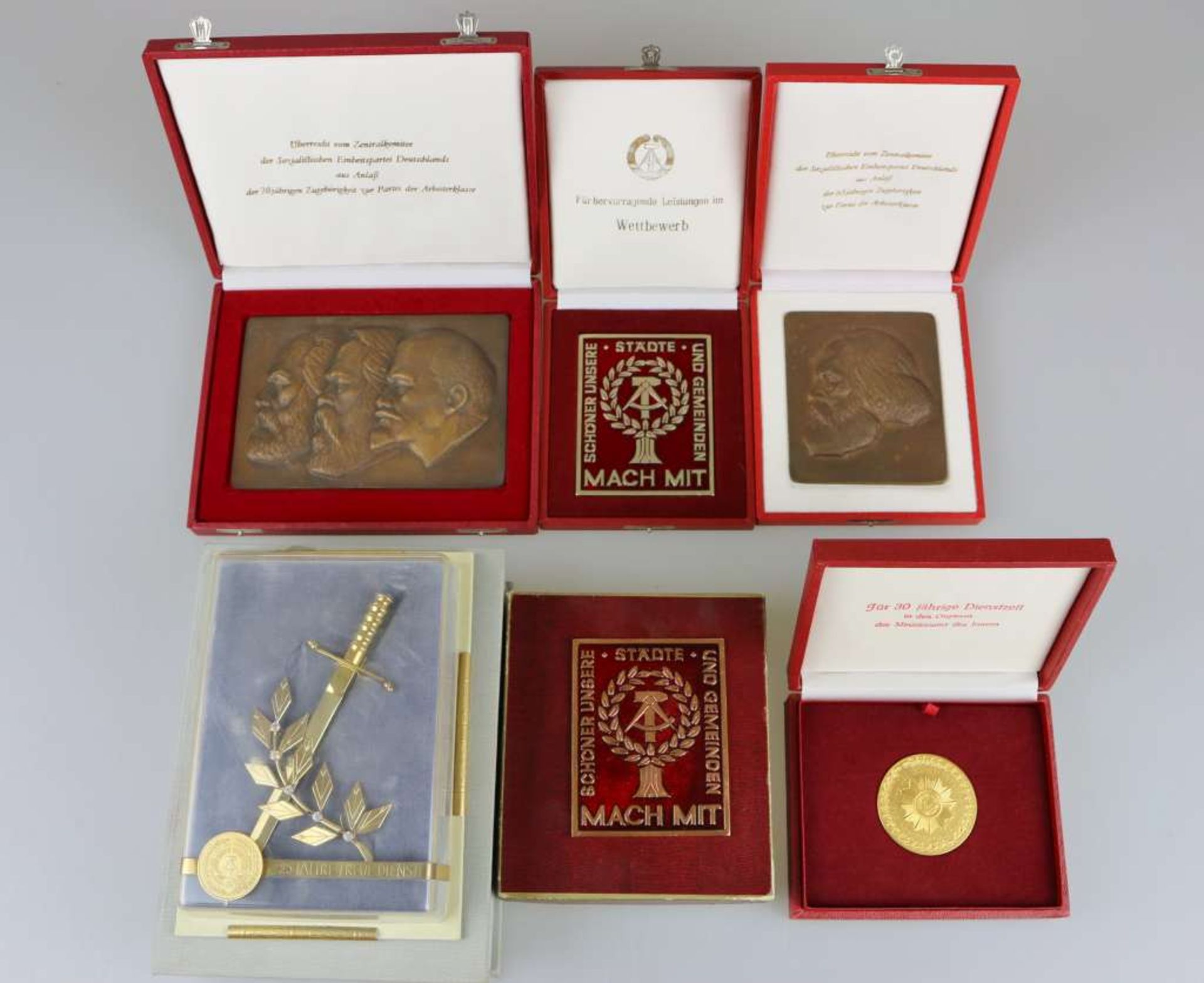 DDR, Konvolut Ehrengeschenke, Plaketten etc., alle im Etui: Bronze Relief Karl Marx zur 65-jäh - Bild 2 aus 2