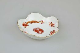 Meissen 20 Jh., kleine Schale mit Goldrand, Dekor roter Drache, D. ca 14 cm, unterglasurblaue S