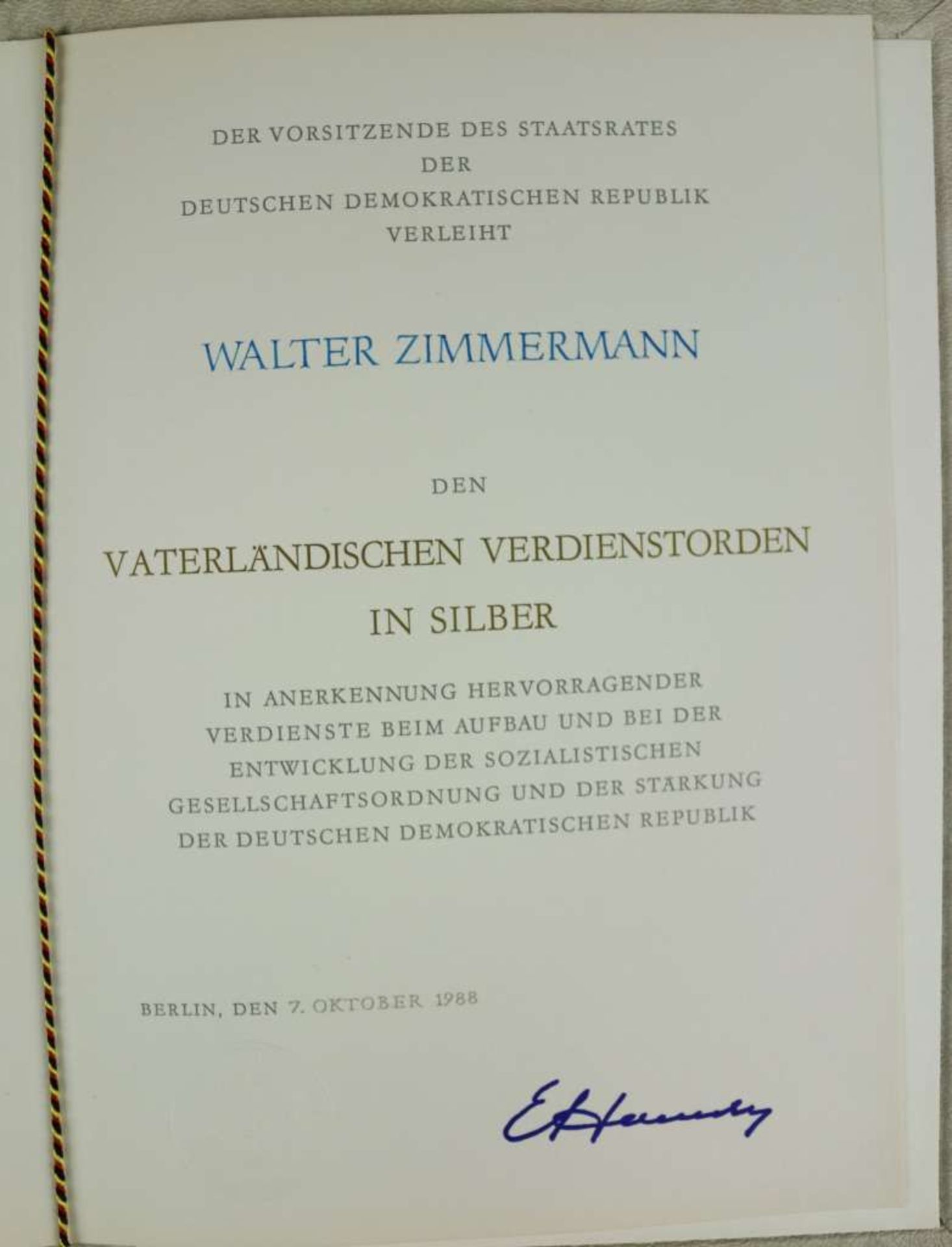 DDR, Vaterländischer Verdienstorden in Silber im Etui mit Verleihungsurkunde. - Bild 4 aus 4