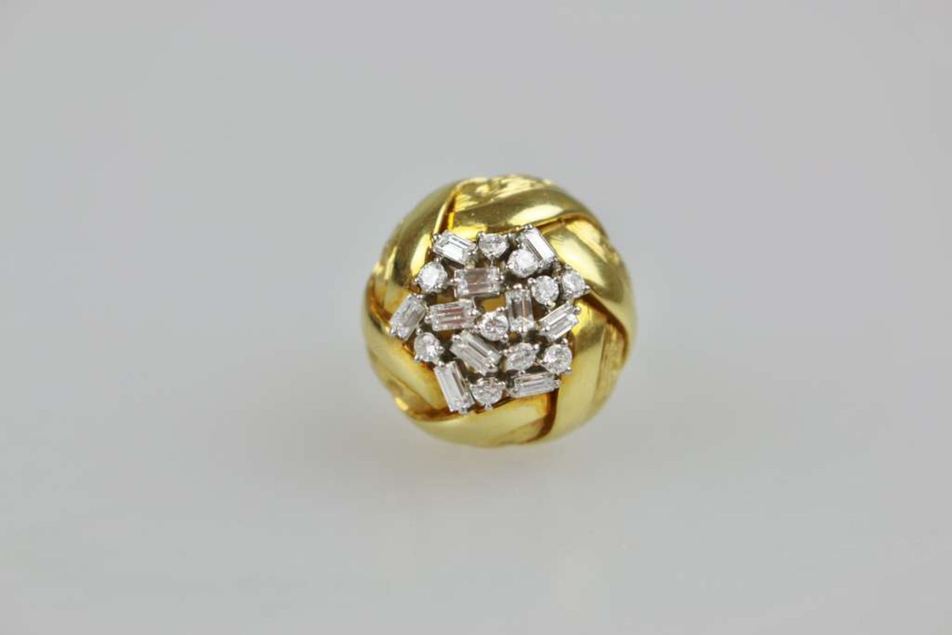 Damenring, 750er Gelbgold, geflochtenes doppelläufiges Goldband umringt ein Diamantbukett best