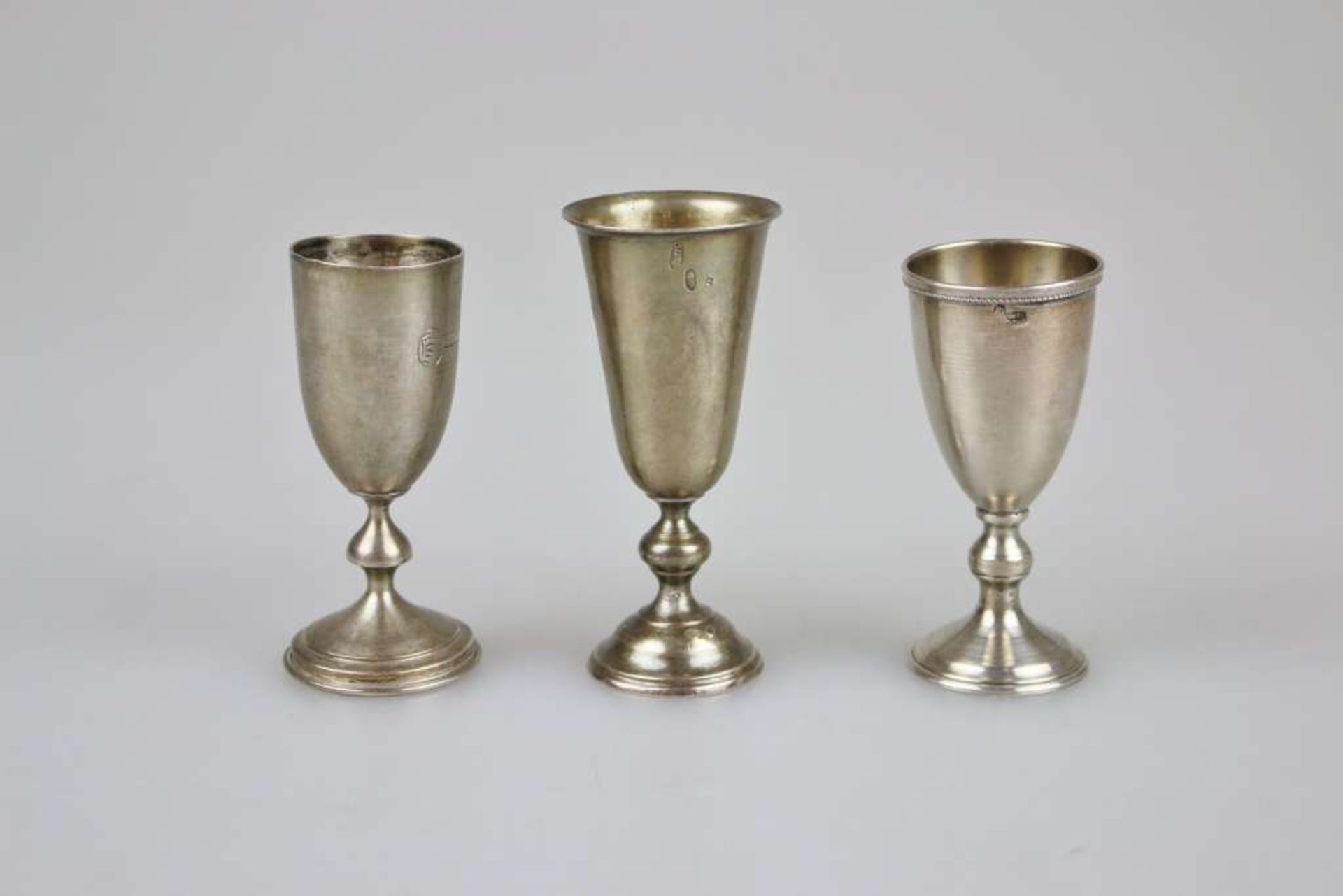 Drei Wodkabecher, Silber, Russland, 1. H. 20. Jh., 84 Zolotniki, Kopf 875, 84 Kopf, jew. Kelch - Bild 2 aus 3