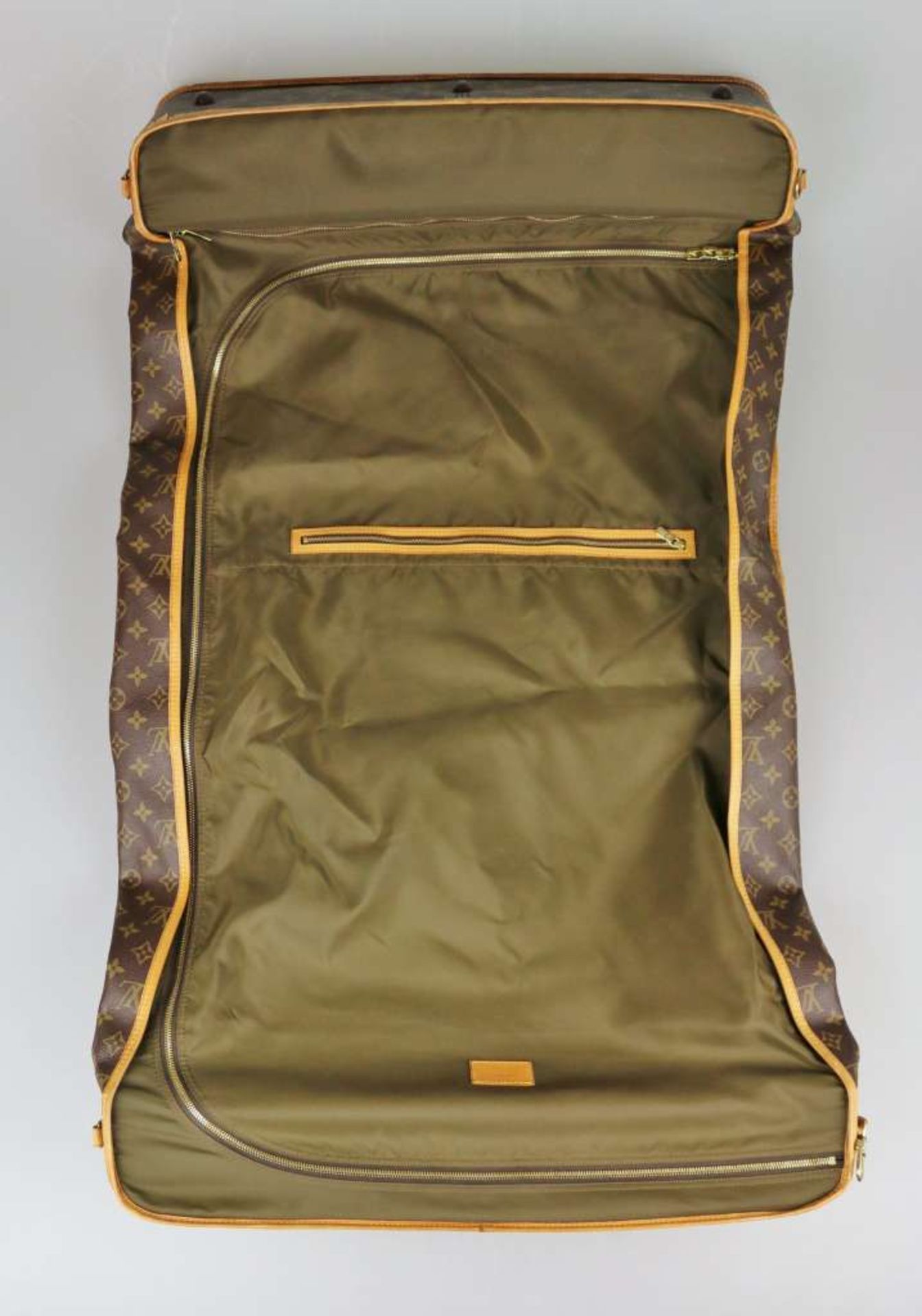 Louis Vuitton, Kleidersack mit Monogramm Canvas, Leder und beschichtetes Leinen, goldene Beschl - Image 3 of 3