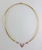 Collier mit Rubinen und Brillanten, 750er Gelbgold, stilisierte florale Form, aus beweglichen G