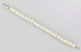 Perlenarmband mit 22 Zuchtperlen, geknotet, D.: ca. 7 mm, zylinderförmiger Steckverschluss aus