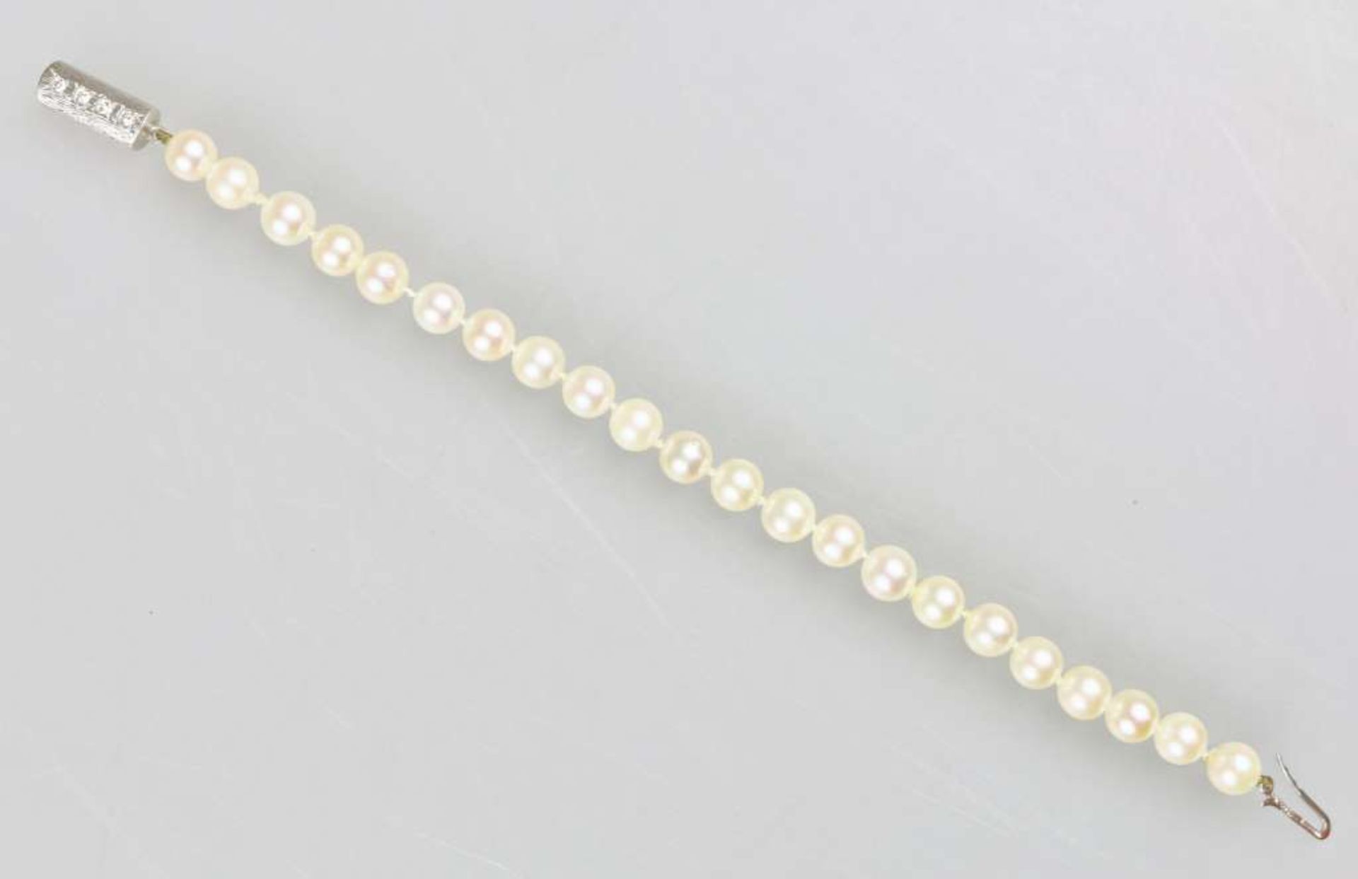 Perlenarmband mit 22 Zuchtperlen, geknotet, D.: ca. 7 mm, zylinderförmiger Steckverschluss aus