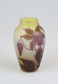 Gallé Vase mit Clematisranken, Emile Gallé, Nancy, um 1920, farbloses Glas mit dichten gelben