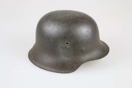 Wehrmacht, Stahlhelm M 40. Glocke wohl mit Originallackierung, gestempelt Ef64 und 6602. Stärk