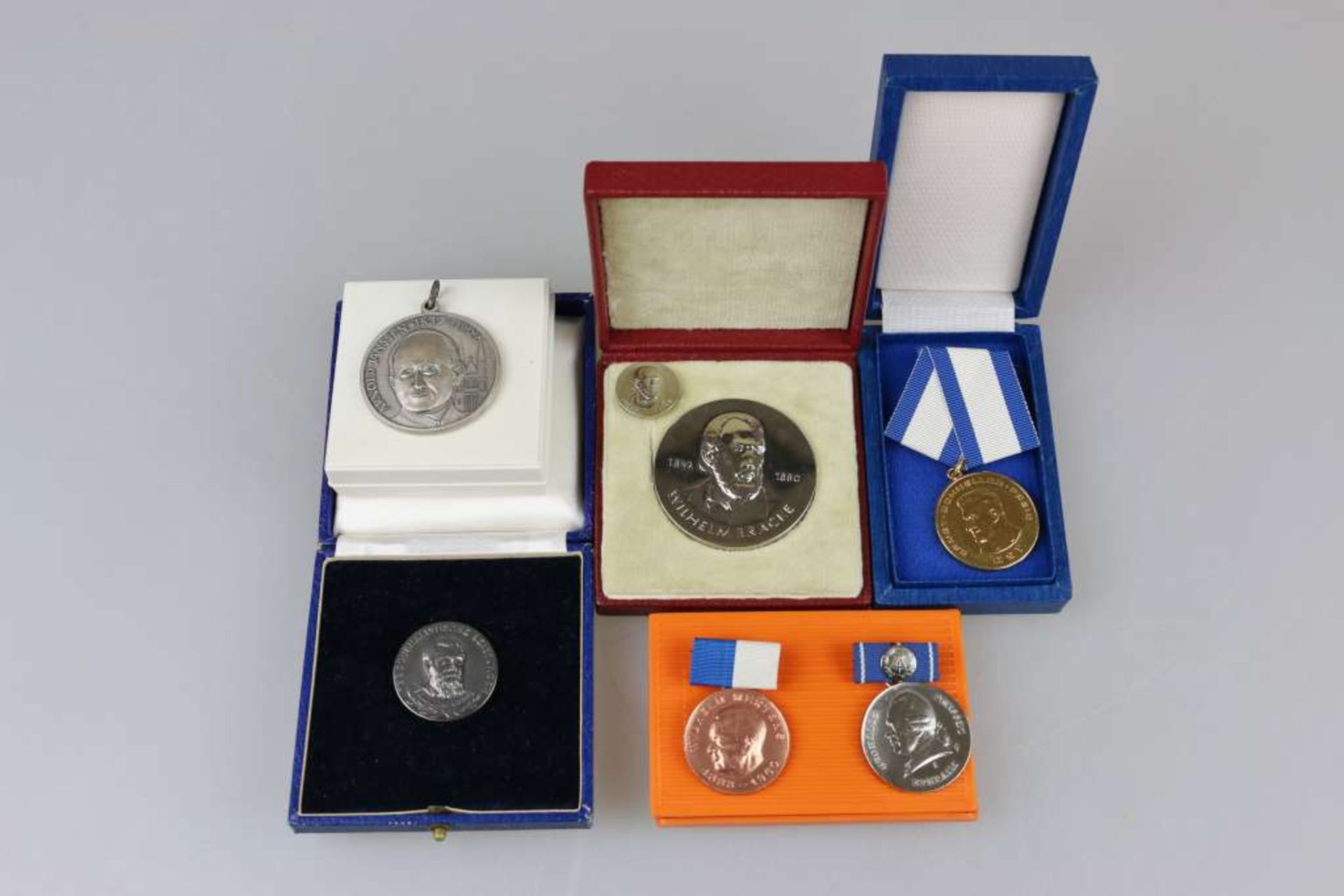 DDR, 6 Medaillen: Wilhelm Bracke Medaille in Silber mit Miniatur; Franz Mehring Ehrennadel für