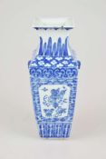 Quadranguläre Vase, China, mit Blau -Weiss Malerei, wohl späte Qing Dynastie-19. Jh., mit zwe