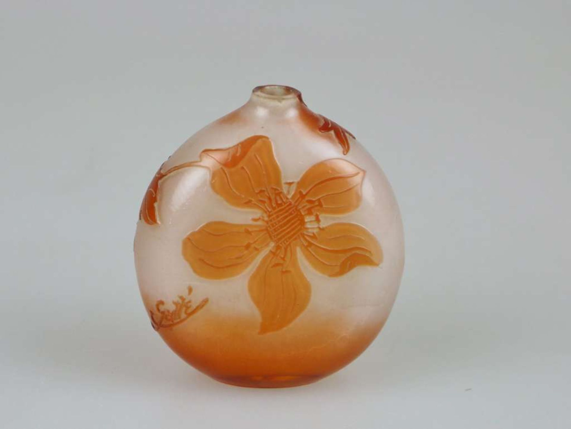 Gallé Vase mit Blumendekor, Ätzsignatur, um 1900, farbloses, feuerpoliertes Glas, Dekor Kapuz