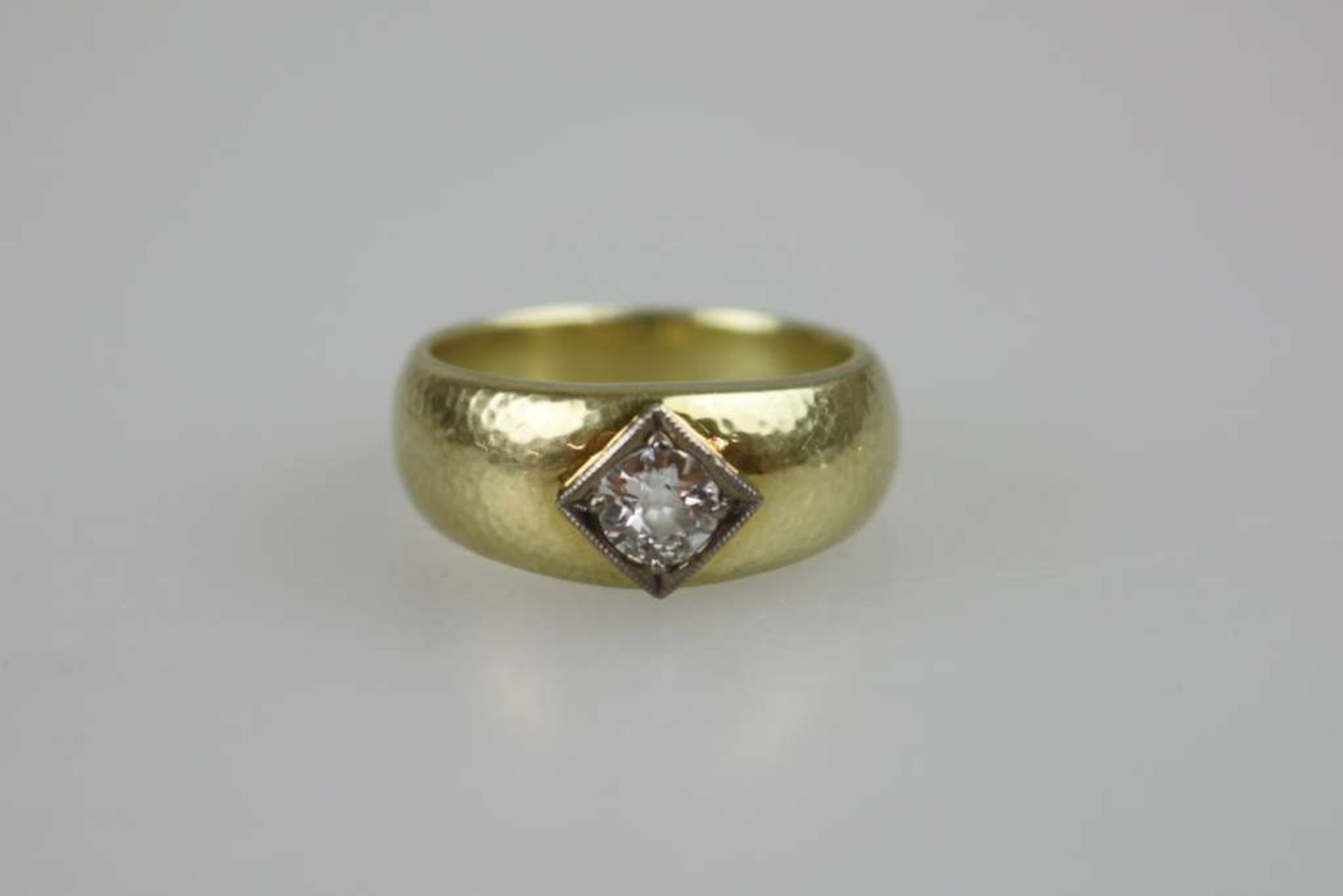 Damenring, 585er Gelbgold in Hammeroptik, zentrierter Diamant von ca. 0,45 ct in guter Qualitä