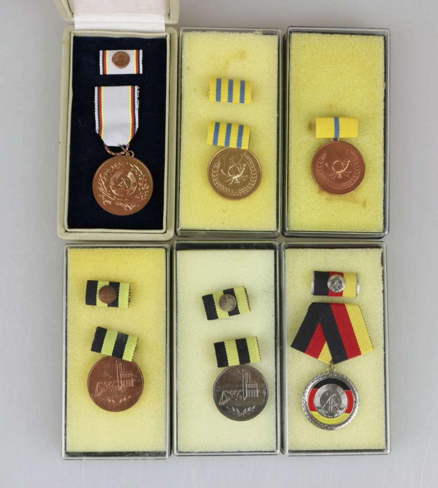 DDR, Konvolut von 5 Medaillen: Medaille für Verdienste in der Kohleindustrie in Silber und Br
