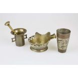 Konvolut Messing, 3-teilig, 19./20. Jh., bestehend aus: Becher, Indien, konische, floral gravie