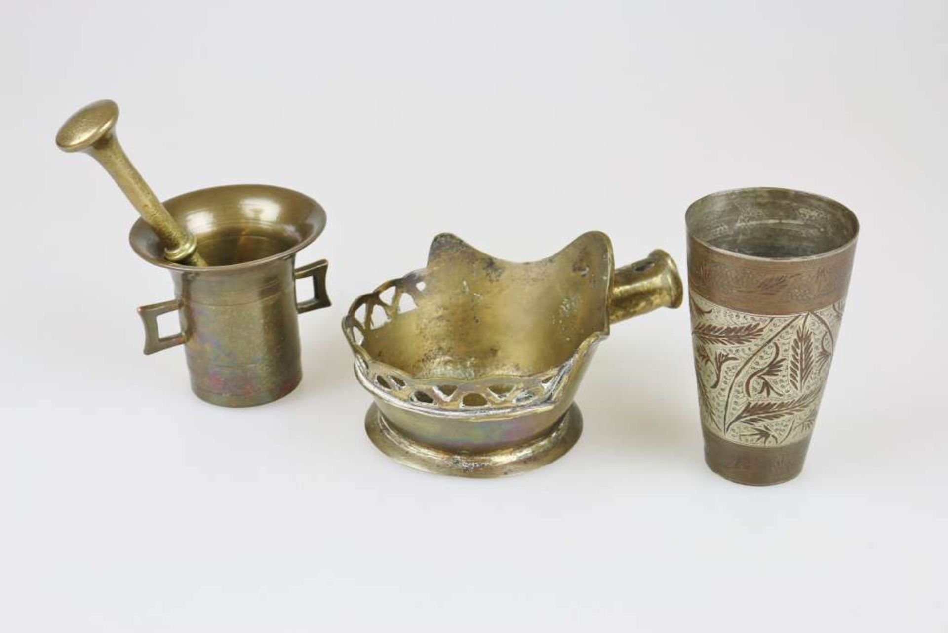 Konvolut Messing, 3-teilig, 19./20. Jh., bestehend aus: Becher, Indien, konische, floral gravie