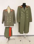 DDR, Generalsuniform, bestehend aus: Jacke, Hose und Mantel mit allen Effekten, guter Zustand,