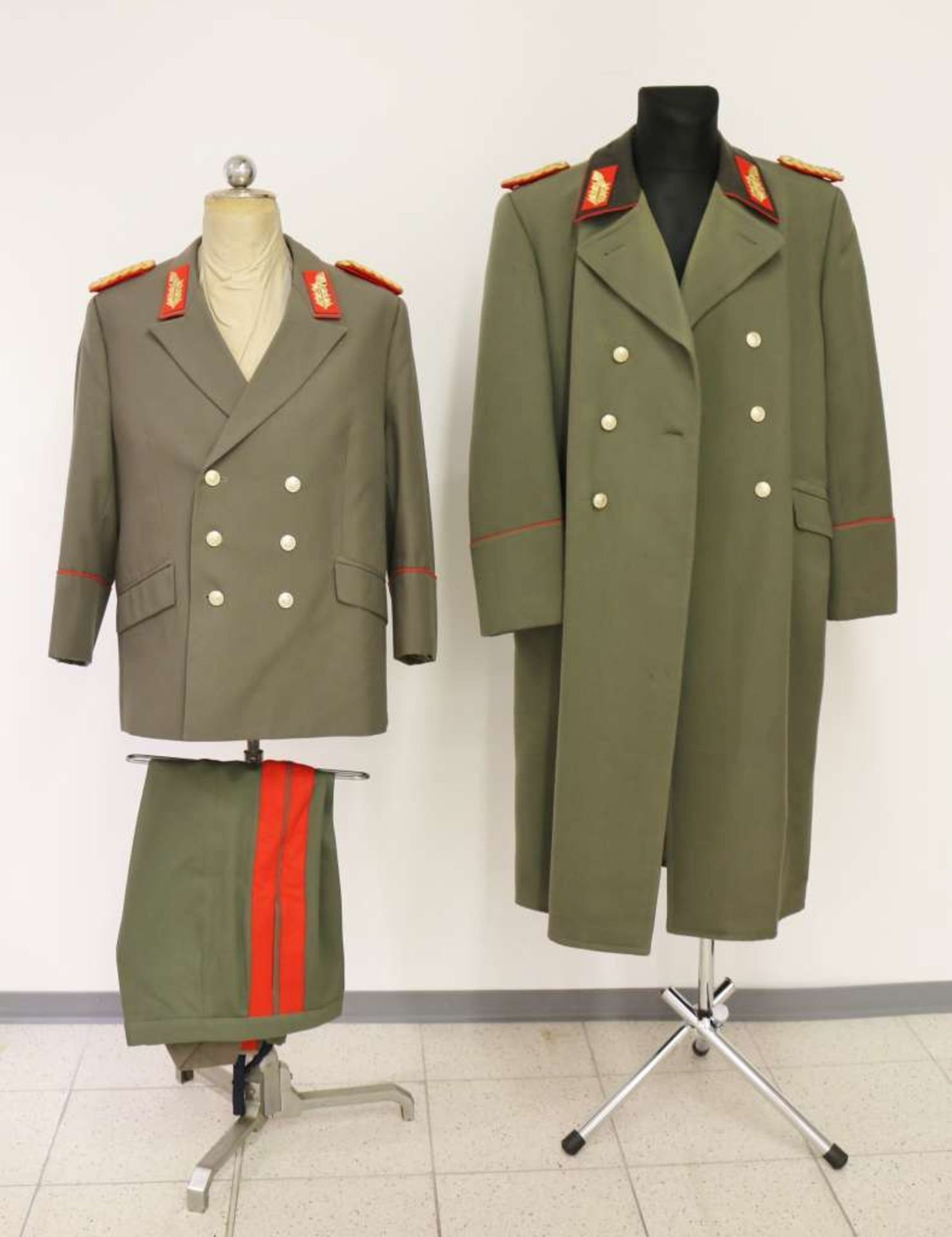 DDR, Generalsuniform, bestehend aus: Jacke, Hose und Mantel mit allen Effekten, guter Zustand,