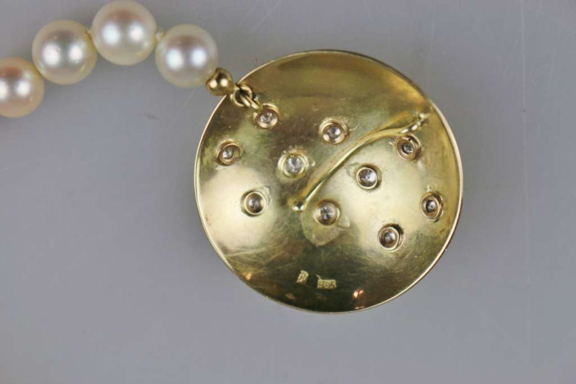 Perlenkette mit 585er Goldanhänger und Brillanten, 20. Jh., Anhänger als konvexe, runde Golds - Image 3 of 3
