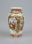 Satsuma Vase, Japan, wohl Meiji-Zeit, balusterförmiger Korpus, polychrom gefasst im Goldbrokat