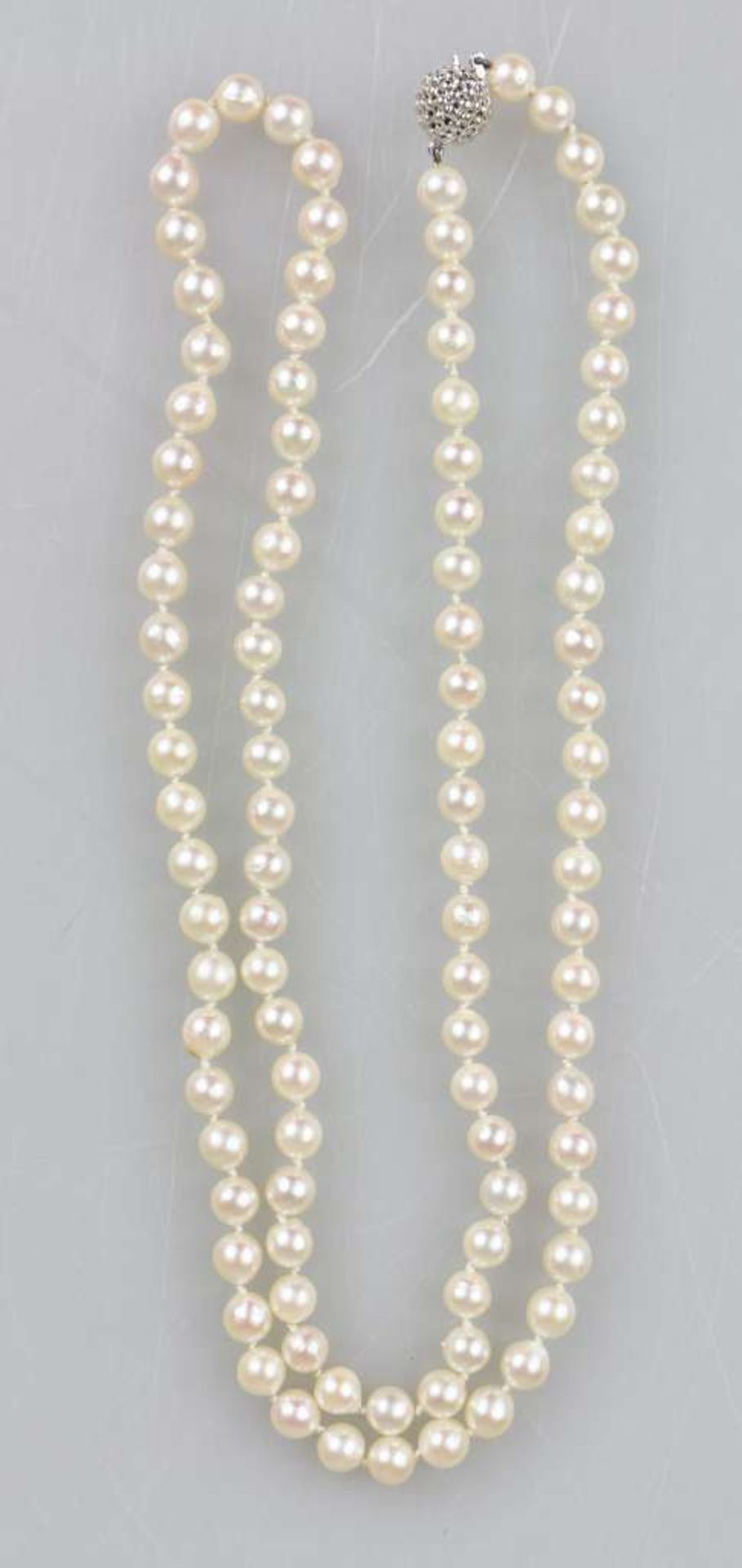 Perlenkette mit 103 Zuchtperlen, D.: ca. 7 mm, schöner Lüster, Kugelförmige, durchbrochen ge