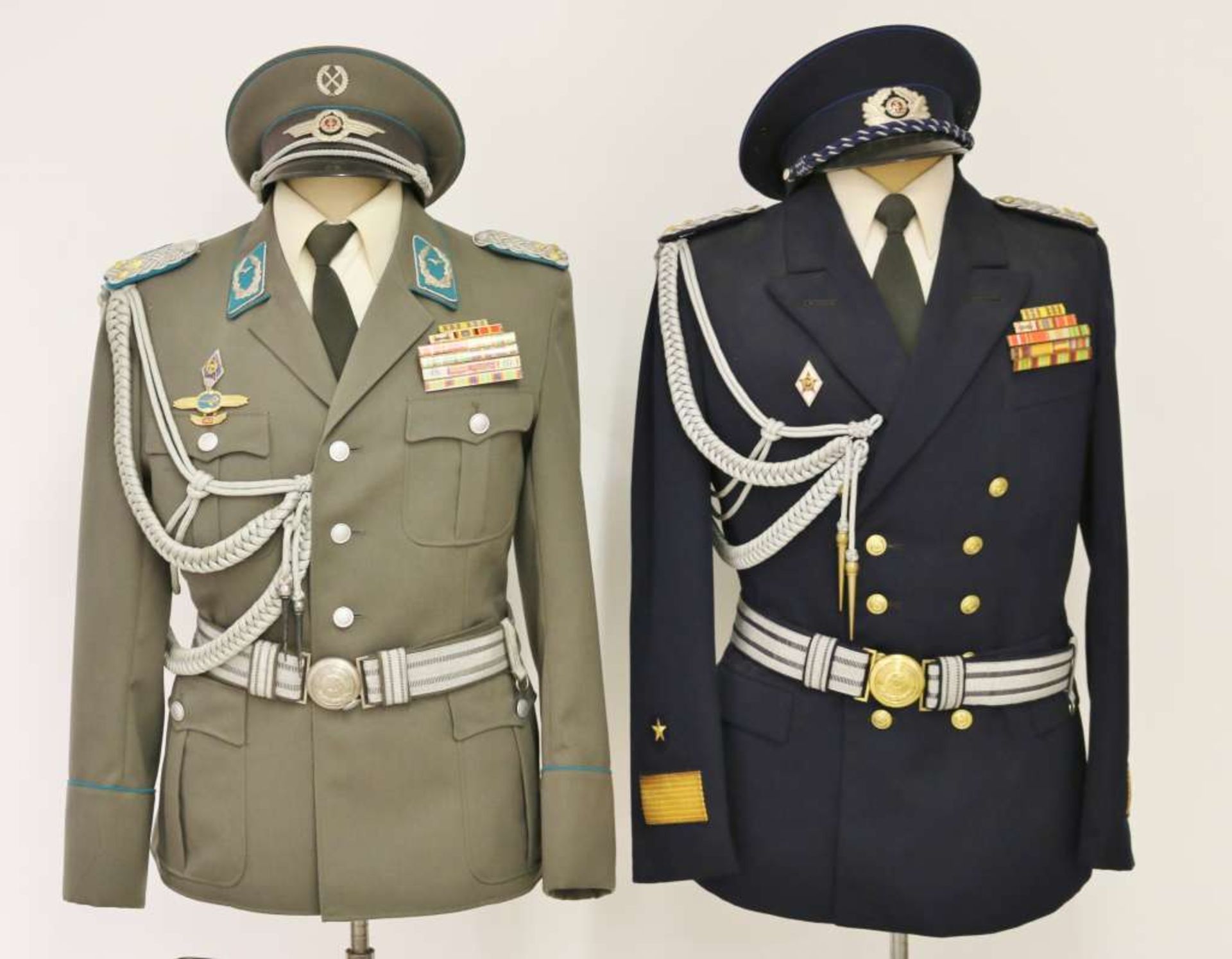 DDR, 2 Uniformen, bestehend aus: Schirmütze, Jacke, Hemd, Schlips, Koppel und Fangschnur sowie
