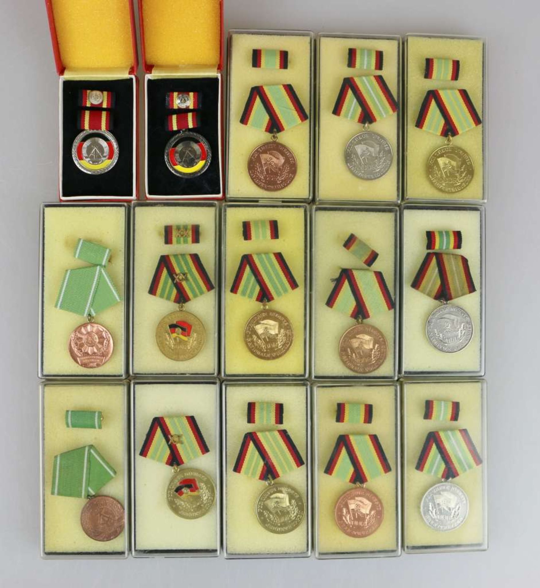 DDR, Konvolut Auszeichnungen: Für Treue Dienst Zivilverteidigung in Gold, Silber und Bronze; F