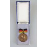 DDR, Carl-Friedrich-Wilhelm-Wander-Medaille in Bronze an Trage-Schleife, im Etui.