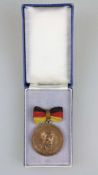 DDR, Carl-Friedrich-Wilhelm-Wander-Medaille in Bronze an Trage-Schleife, im Etui.