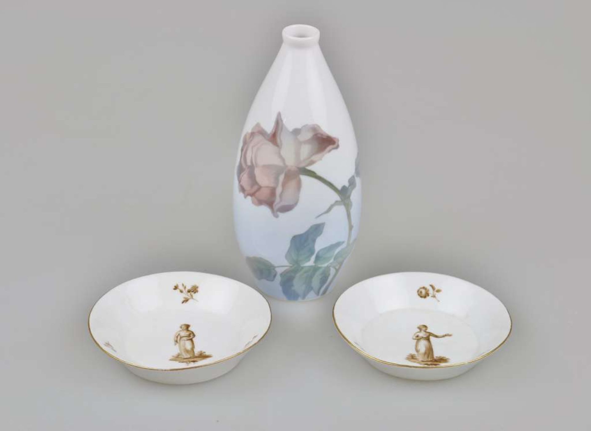 Konvolut Porzellan: Royal Copenhagen, Jugendstil-Vase mit Rosendekor, H. 21,5 cm ; zwei kleine