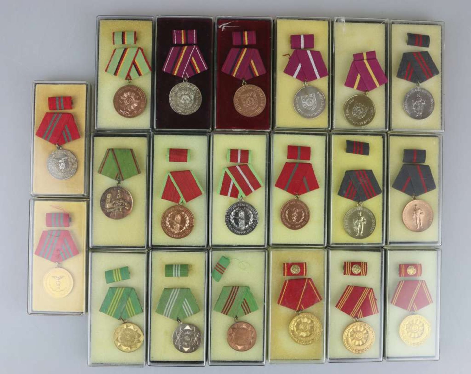 DDR, Konvolut Auszeichnungen: Für Verdienste in der Reservistenarbeit in Gold, Silber und Bron