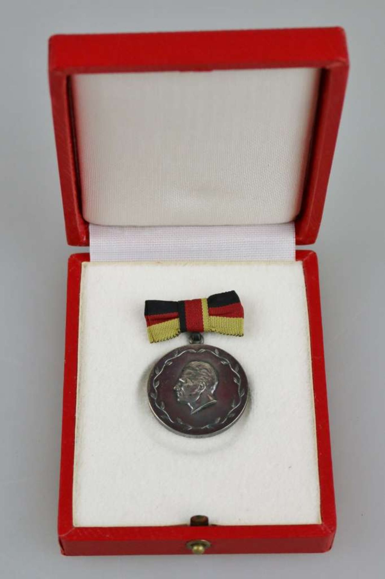 DDR, Medaille Meister des Sports. Verliehen 1955-1970. Silber mit Punze 900 im Rand. Gewicht: c