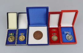 DDR, 5 Medaillen: Gotthold Ephraim Lessing Medaille Gold; Thomas Müntzer "Für Hervorragende L