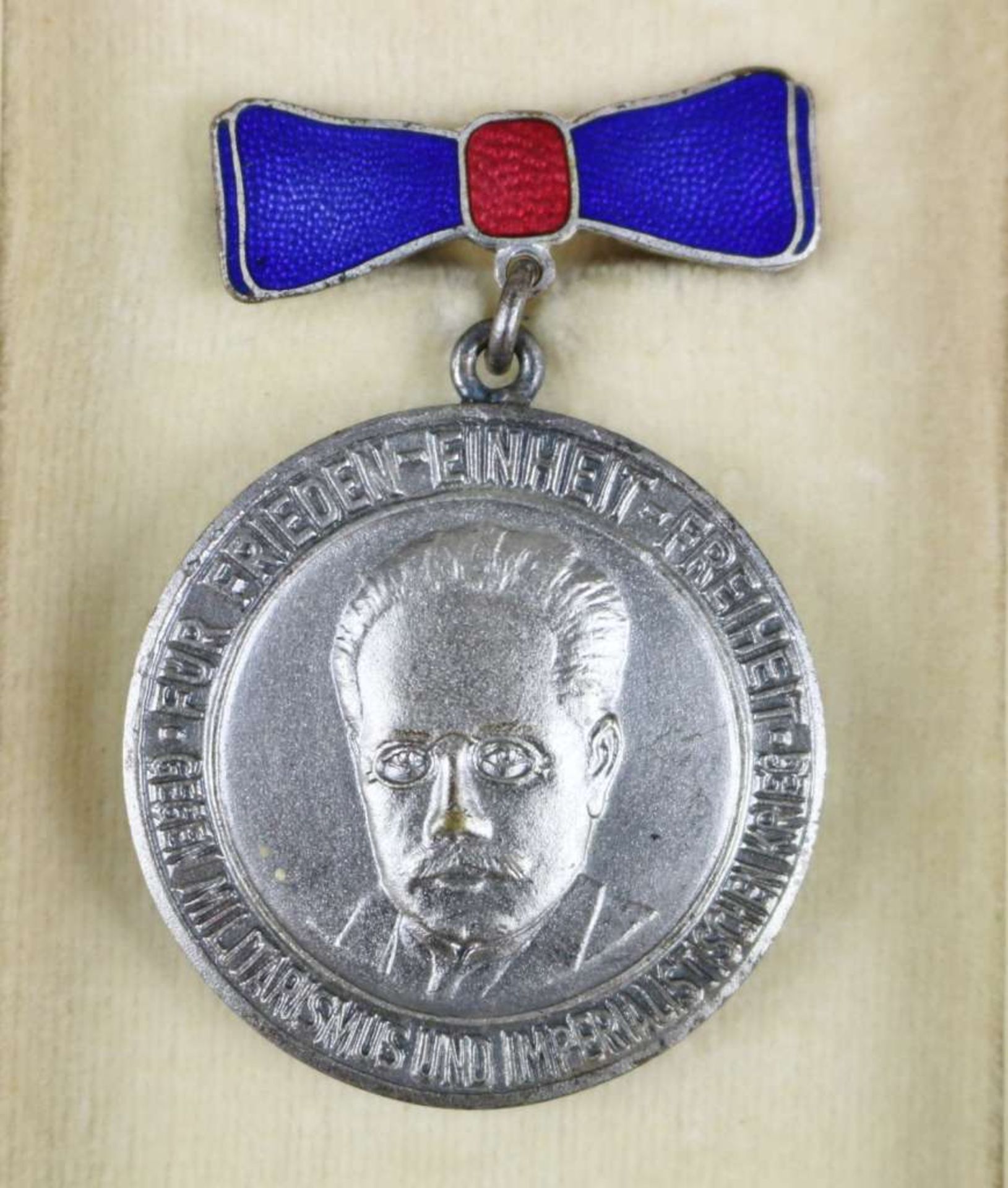 DDR, Karl Liebknecht Medaille "Ruhm &amp; Ehre unseren Besten Friedenskämpfern" an Spange im E - Bild 2 aus 2